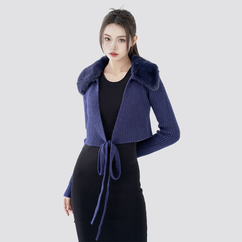 Jak stylizovat šněrovací kardigan s kožešinovou klopou pro zimní oblečení